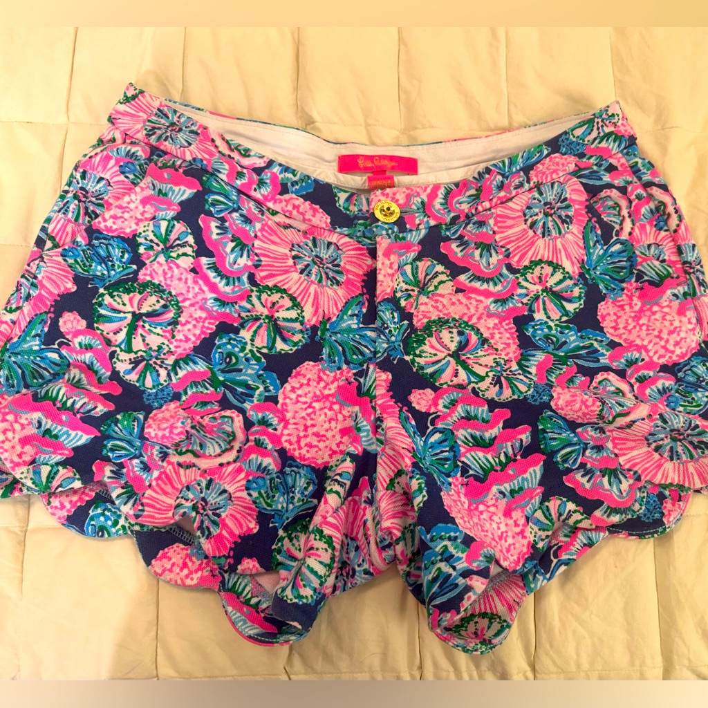 Lilly Pulitzer Pink Floral Scallop Hem Shorts With Navy & Green Accents
